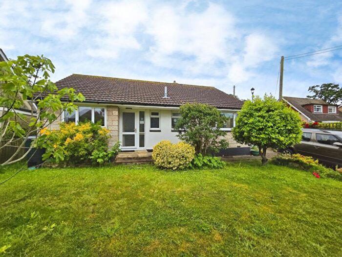 2 Bedroom Bungalow For Sale In The Avenue, Totland Bay, Isle Of Wight, PO39