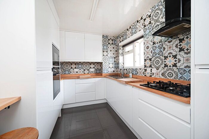2 Bedroom Flat For Sale In Thorne House, Roman Road, Bethnal Green, London, E2