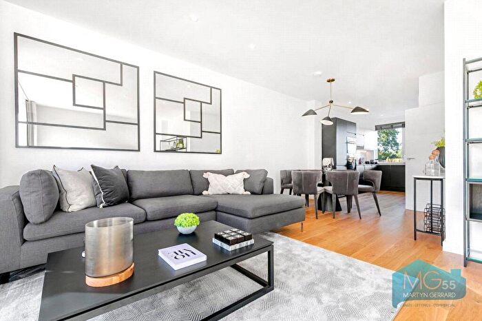 3 Bedroom Terraced House For Sale In Oak Grove, London, N10
