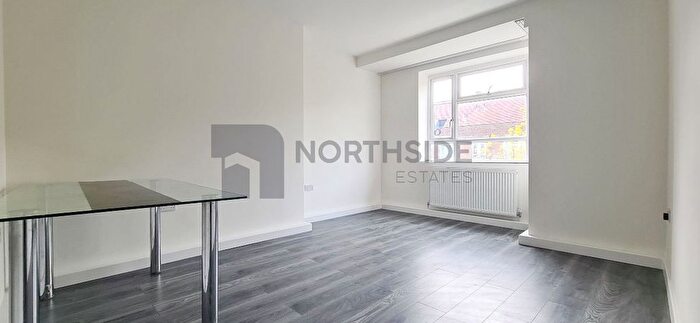3 Bedroom Flat To Rent In Lawrence Close, White City Estate, London, W12