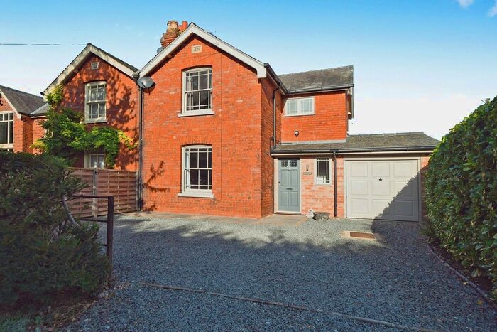 3 Bedroom Semi-Detached House For Sale In School Lane, Canwick, Lincoln, LN4