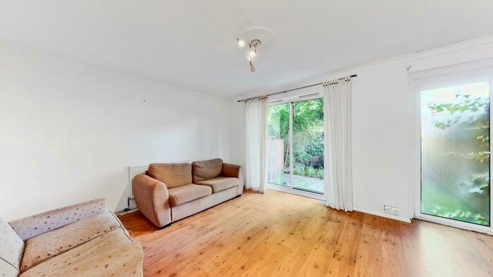 3 Bedroom Ground Maisonette To Rent In Chambord Street, Shoreditch, E2