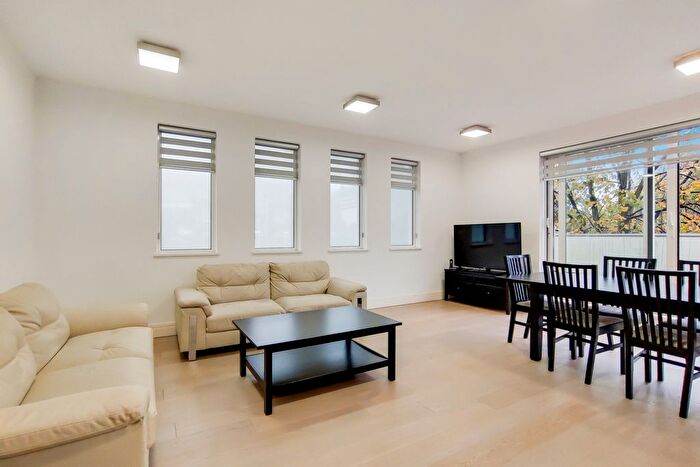 3 Bedroom Flat To Rent In The Common Area, Ealing, W5