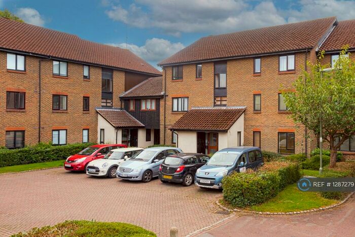 Studio To Rent In Langshott, Horley, RH6