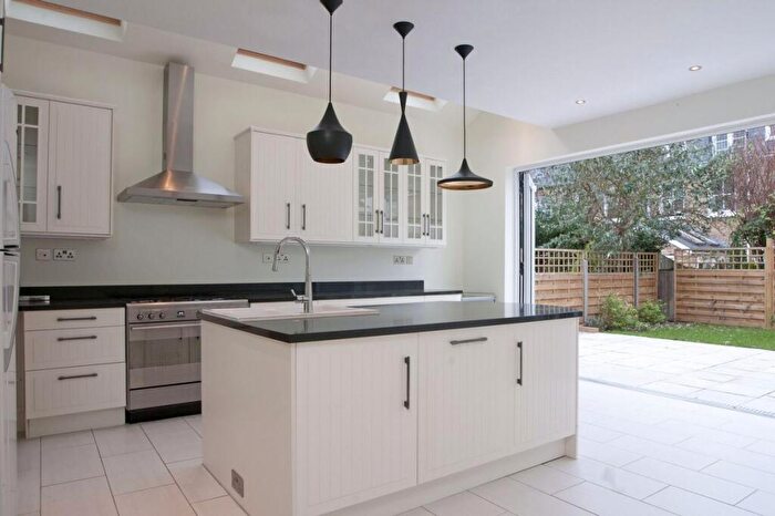 5 Bedroom Semi-Detached House To Rent In Salcott Road, SW11