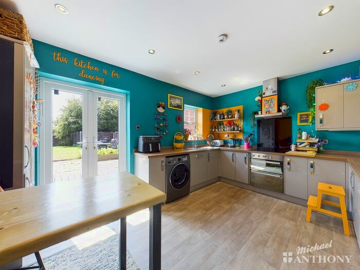 3 Bedroom Terraced House For Sale In Tring Road, Aylesbury, Buckinghamshire, HP20