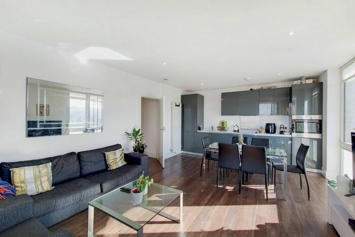 3 Bedroom Flat To Rent In Plumstead Road, Woolwich, London, SE18