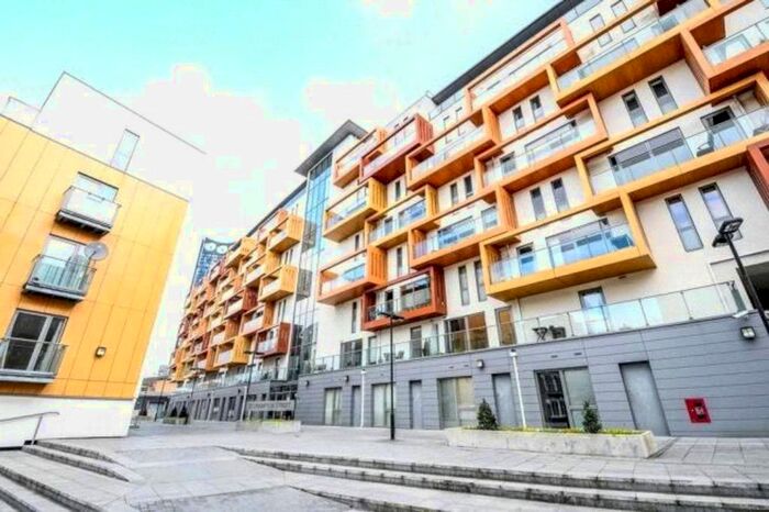 2 Bedroom Flat To Rent In Crampton Street, Elephant And Castle, London, SE17