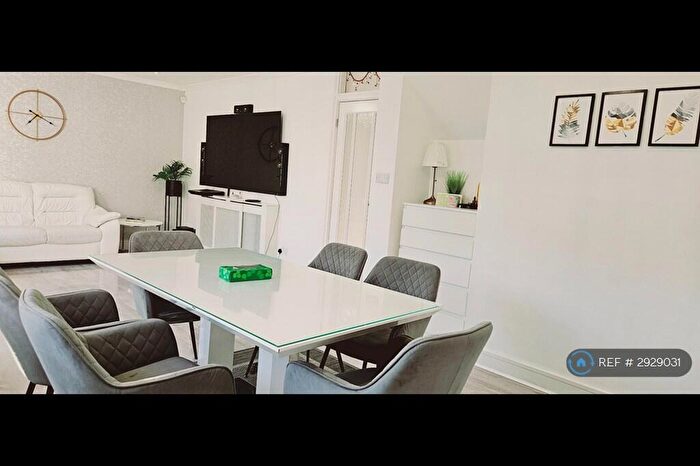 6 Bedroom Bungalow To Rent In Lower Cippenham Lane, Slough, SL1