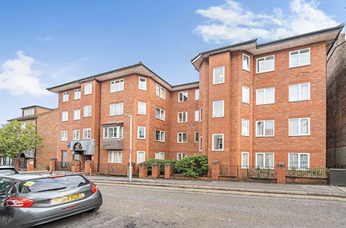 2 Bedroom Flat For Sale In Albion Street, Dunstable, Bedfordshire, LU6
