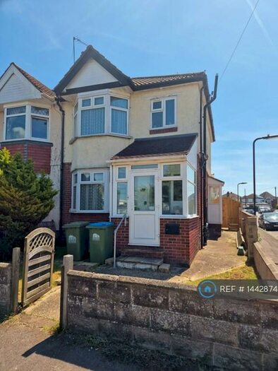 3 Bedroom Semi-Detached House To Rent In Vespasian Road, Southampton, SO18