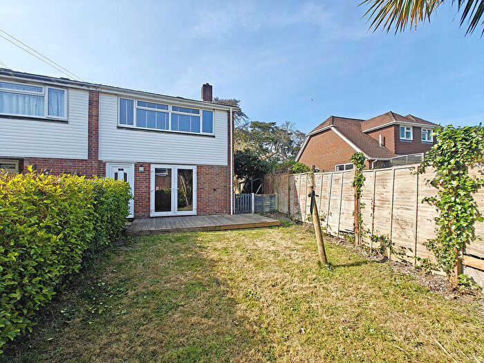 3 Bedroom Village House To Rent In Rowan Close, Sway, SO41