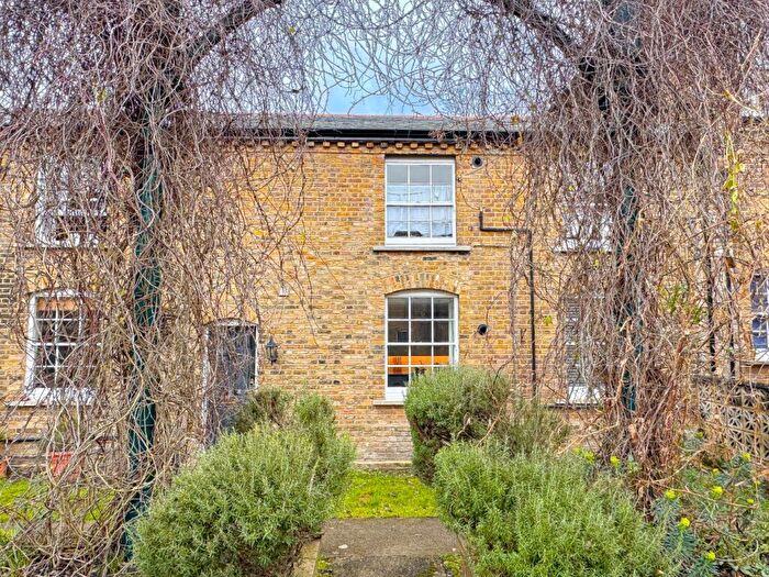 1 Bedroom Ground Maisonette For Sale In Greenhill Court, Greenhill Terrace, Woolwich, London, SE18