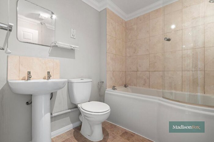 2 Bedroom Apartment For Sale In Westfield Park Drive, Woodford Green, IG8