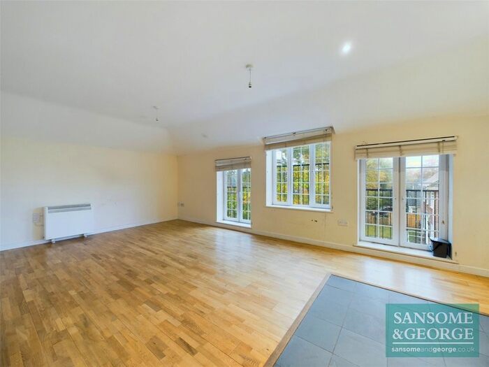 2 Bedroom Flat To Rent In - Victoria Road, Mortimer, Reading, Berkshire, RG7