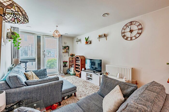 2 Bedroom Flat For Sale In Marketfield Way, Redhill, RH1