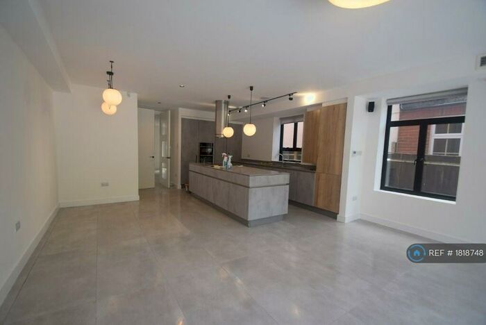 5 Bedroom Semi-Detached House To Rent In The Ridgeway, London, NW11