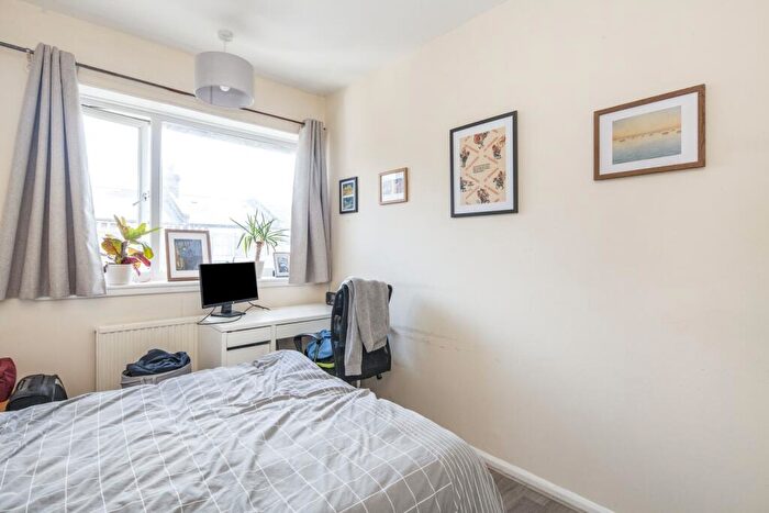 3 Bedroom Flat To Rent In Shenley Road London, SE5