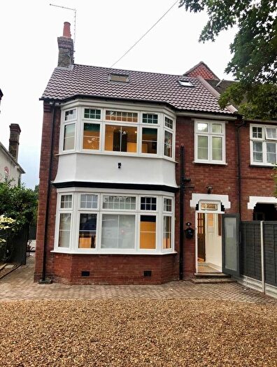 10 Bedroom Semi-Detached House To Rent In Slough, Berkshire, SL1