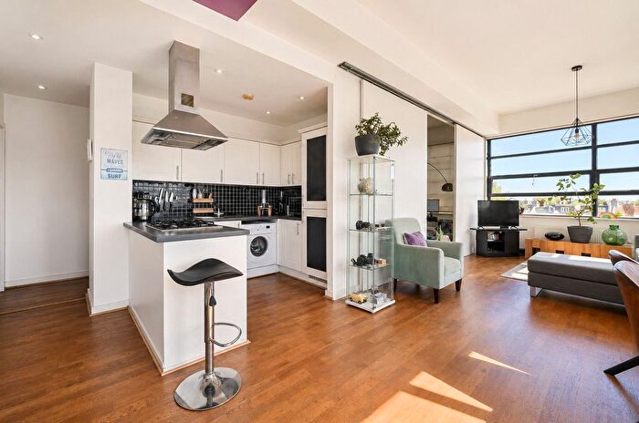 2 Bedroom Flat For Sale In Shaftesbury Road, London, E7
