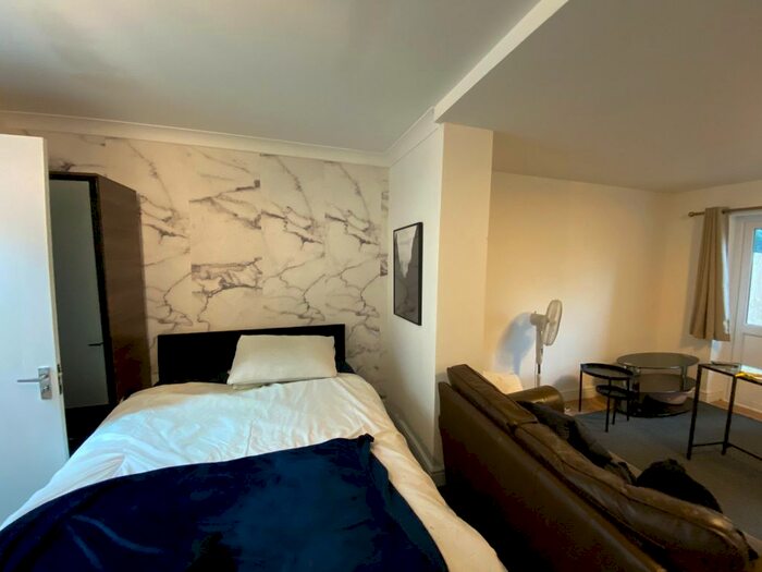 1 Bedroom Studio To Rent In Buckingham Road, London, E18