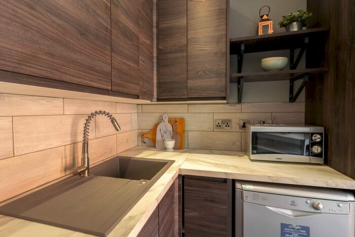 6 Bedroom End Of Terrace House To Rent In Monks Road, Lincoln, LN2