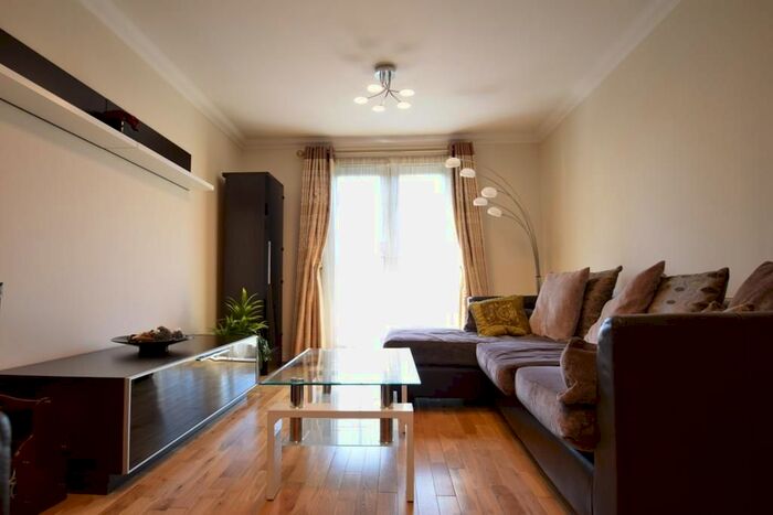 2 Bedroom Flat To Rent In Mayfield Court, Bushey, WD23