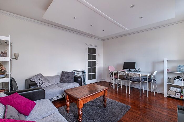 3 Bedroom Flat To Rent In Keswick Road, London, SW15