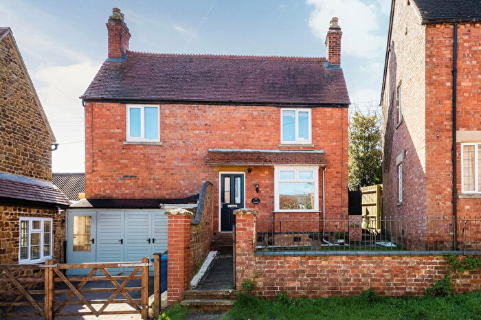 2 Bedroom Cottage For Sale In The Laurels, Little Bourton, OX17