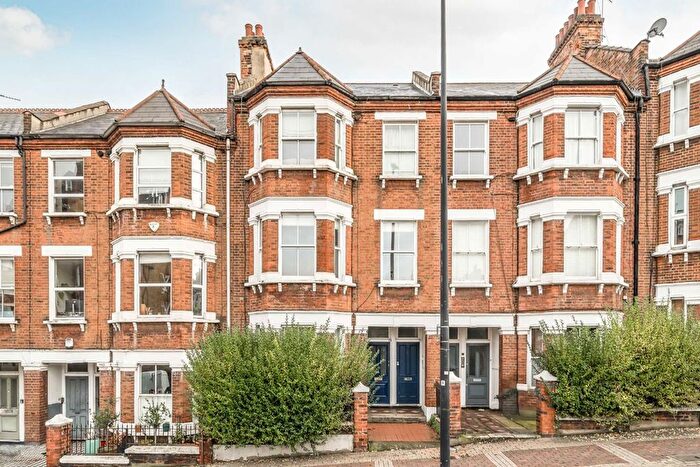 3 Bedroom Flat To Rent In Latchmere Road, London, SW11