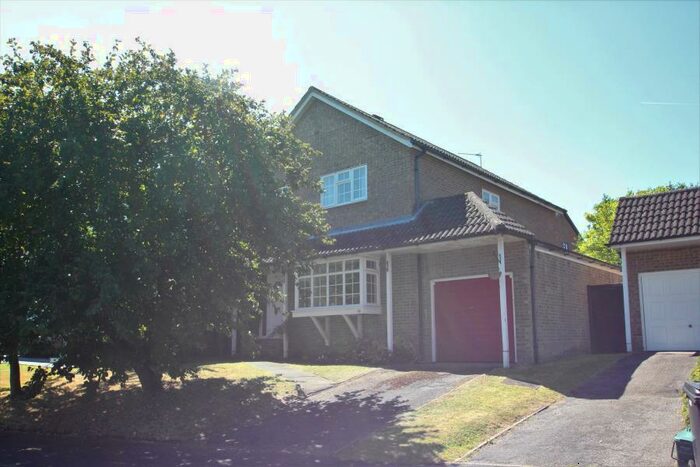 4 Bedroom Detached House To Rent In Knaphill, GU21