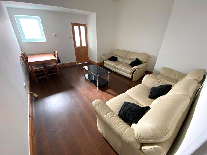 1 Bedroom Flat To Rent In Forest Drive East, Leytonstone, E11
