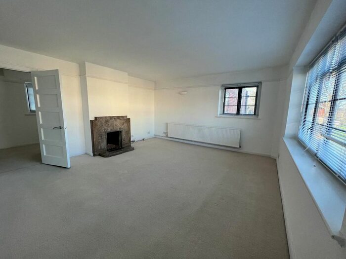 3 Bedroom Flat To Rent In Pembroke Road, Sevenoaks, TN13