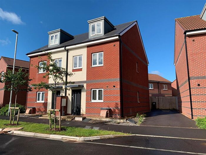 3 Bedroom Semi-Detached House For Sale In Farm Street, Highbridge, TA9
