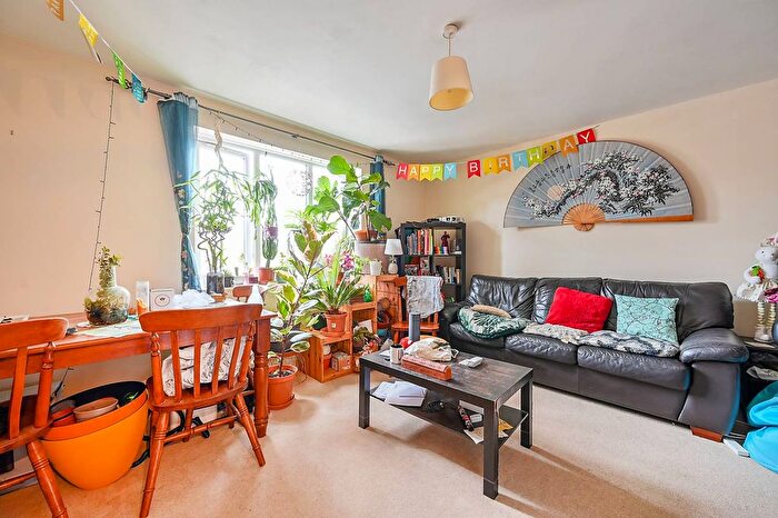 2 Bedroom Flat To Rent In Coopers Court, Acton, London, W3