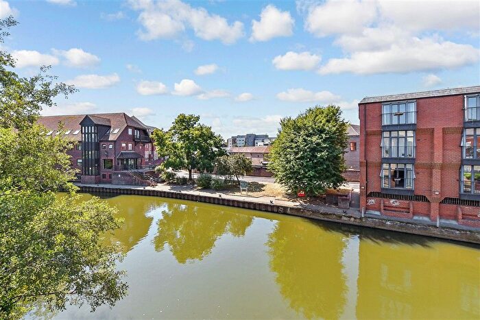 2 Bedroom Flat For Sale In Lyons Crescent, Tonbridge, Kent, TN9