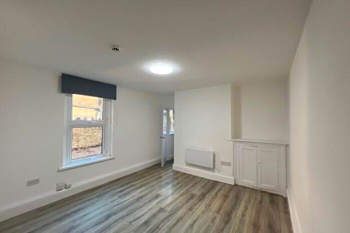 1 Bedroom Flat To Rent In Oakfield Street Cardiff, CF24