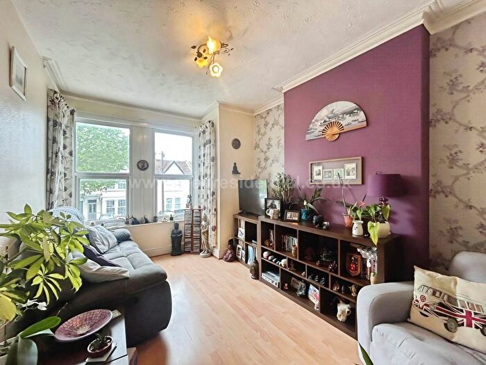 2 Bedroom Flat For Sale In Argyl Road, Westcliff On Sea, SS0