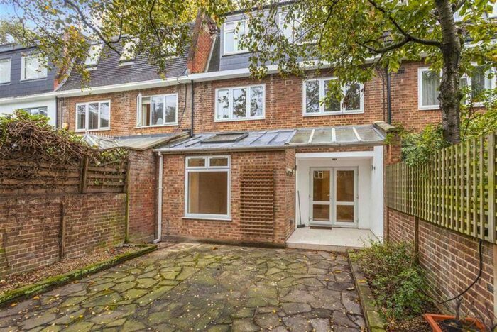 3 Bedroom Flat To Rent In Tenniel Close, London, W2