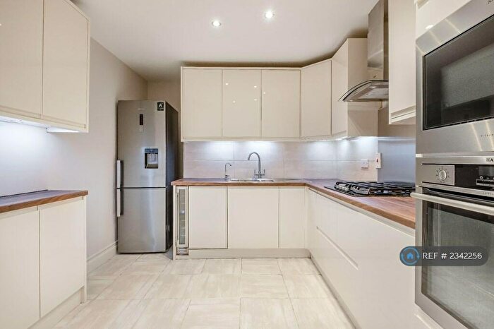3 Bedroom Flat To Rent In Link House, London, E3