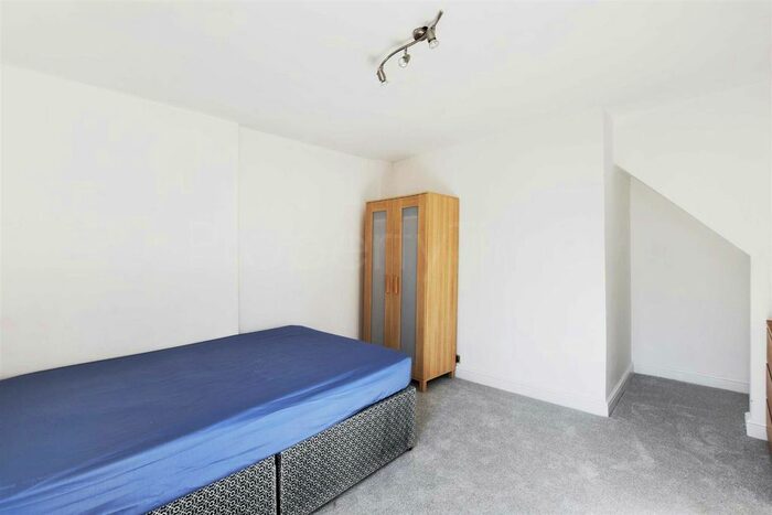 3 Bedroom Flat To Rent In Dresden Road, Archway, N19