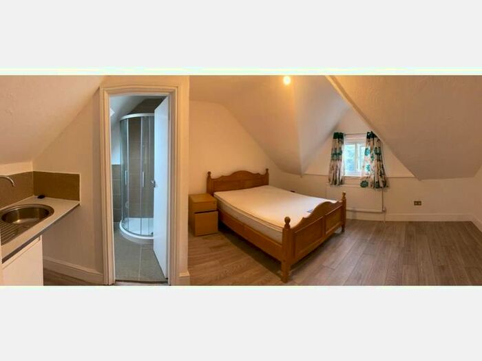 3 Bedroom Flat To Rent In City Road, Cathays, Cardiff, CF24