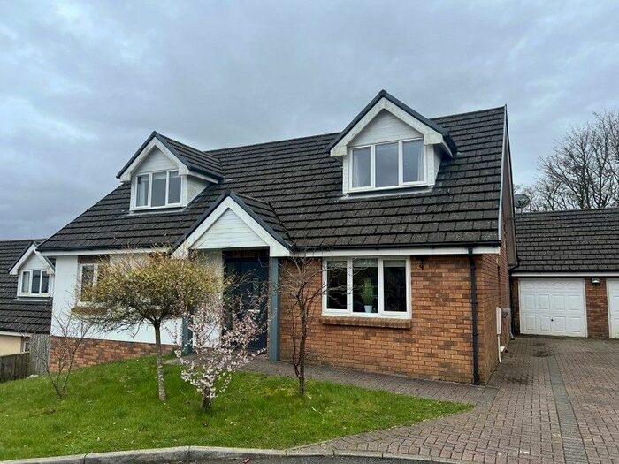 4 Bedroom Detached Bungalow For Sale In Cae Graynor, Tycroes, Ammanford, Carmarthenshire., SA18