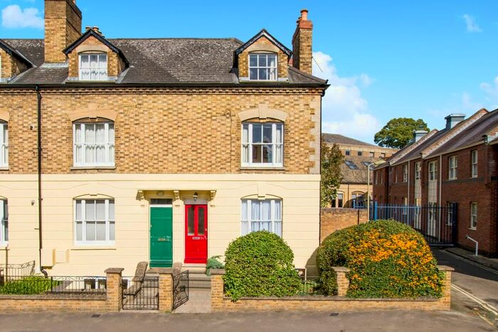 2 Bedroom Flat To Rent In Walton Crescent, Oxford, OX1