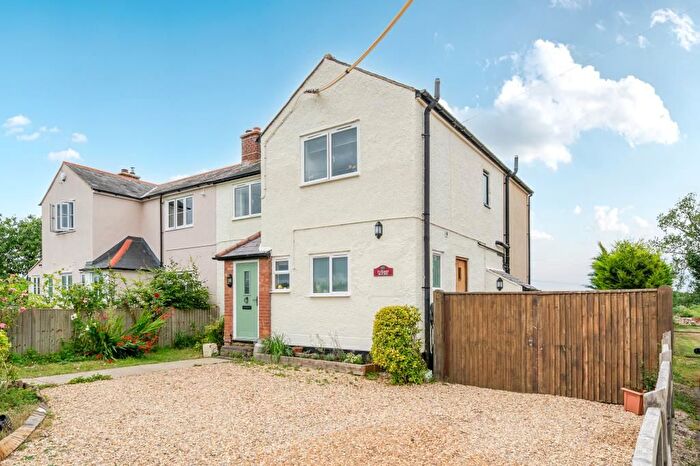 4 Bedroom Semi-detached House For Sale In Honeyburge, Buckinghamshire, HP18