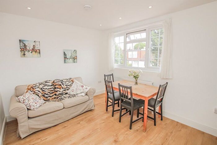 1 Bedroom Flat To Rent In Clifton Gardens, Golders Green, NW11