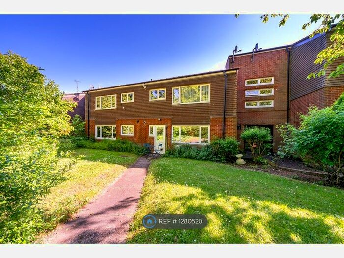 2 Bedroom Flat To Rent In Hickling Way, Harpenden AL5