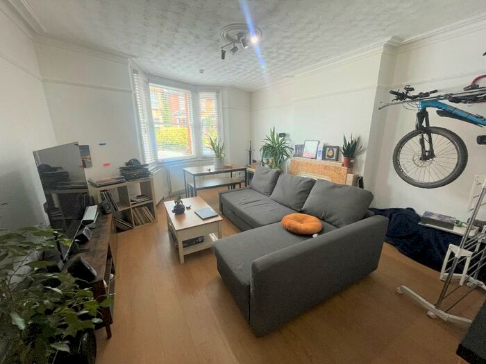 1 Bedroom Ground Flat To Rent In Approach Road, St. Albans, Hertfordshire, AL1