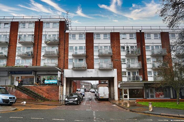 3 Bedroom Apartment For Sale In Bell Lane, London, NW4