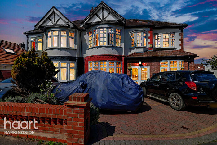 5 Bedroom Semi Detached House For Sale In Stoneleigh Road, Clayhall, IG5